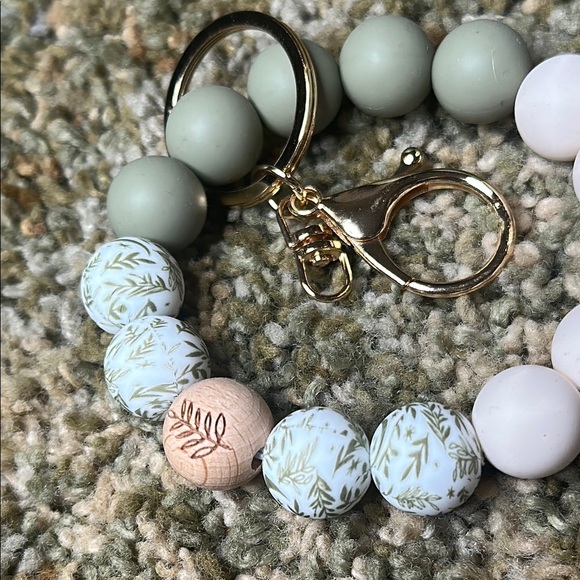 Fern Artichoke Green Cream Keychain Bracelet Wristlet Silicone Beaded 1 Wooden - Picture 3 of 4